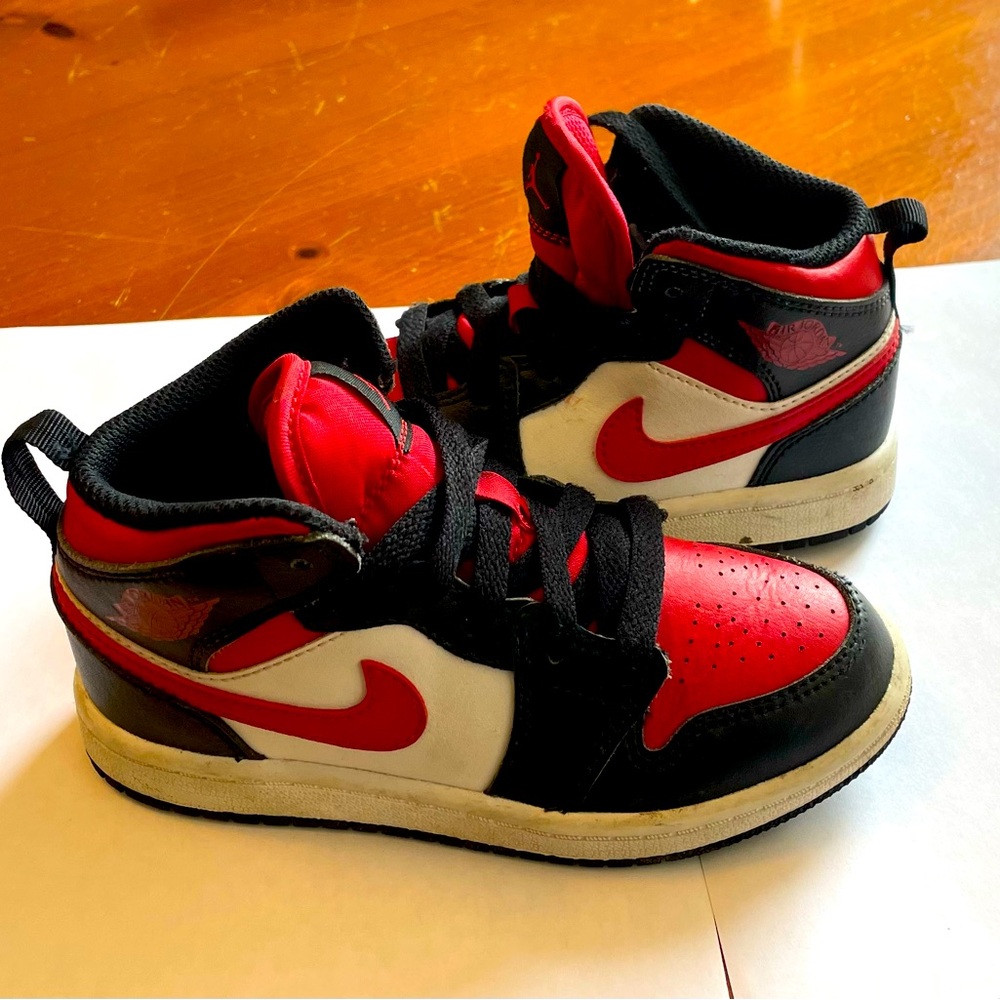 Nike Air Jordan 1 Mid (TD) 'Black Fire Red' Boys Sneakers